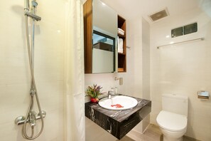 Tina con regadera, amenidades de baño gratuitas, secadora de cabello