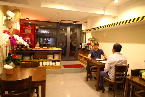 Breakfast, lunch, dinner served; local and international cuisine