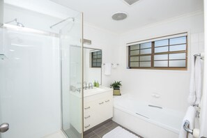 Banyera, tovalloles, sabó i paper higiènic 