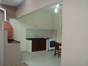 Fridge, oven, stovetop, coffee/tea maker - House with pool, barbecue, air conditioning. (Caraguatatuba)