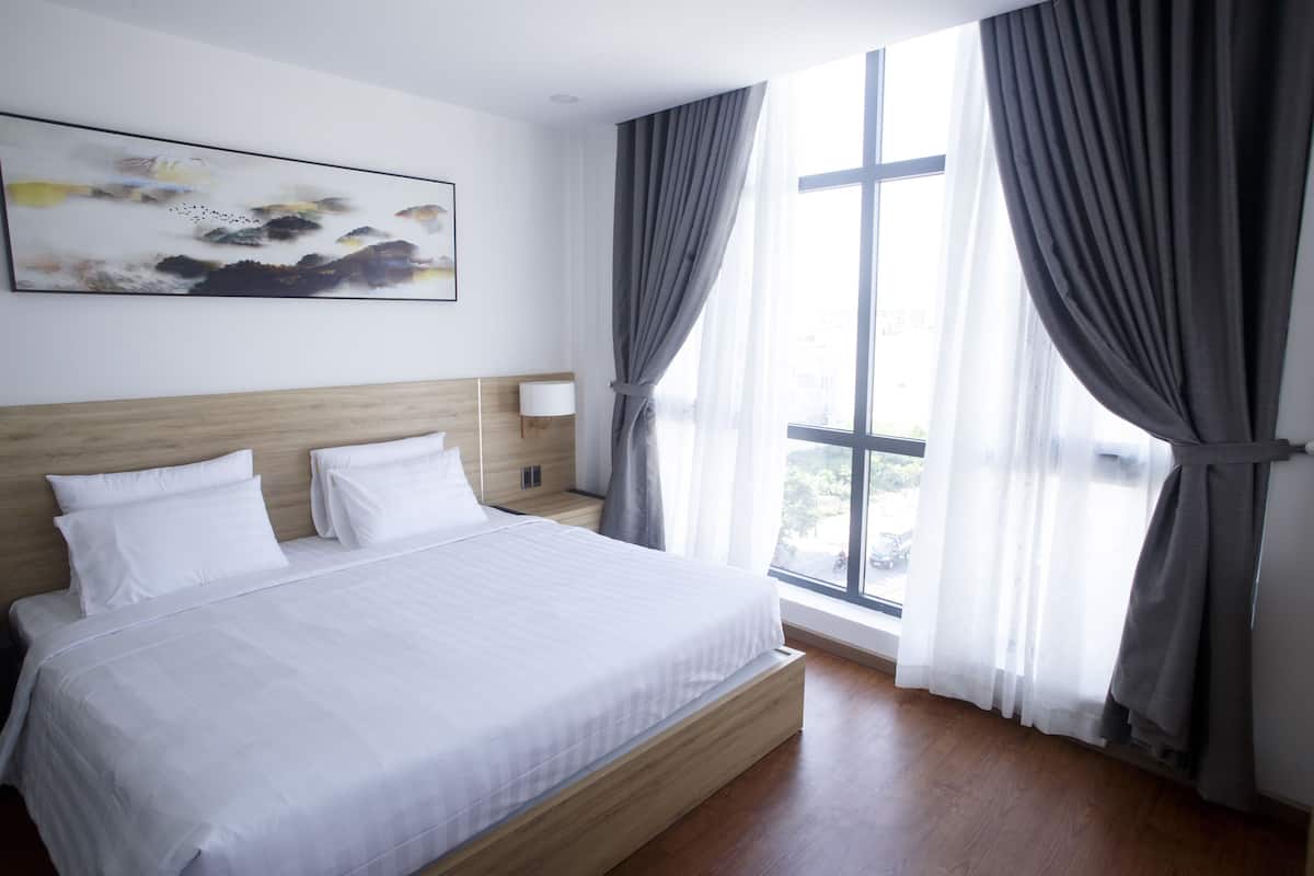 Suite (1) | Desk, blackout curtains, soundproofing, iron/ironing board