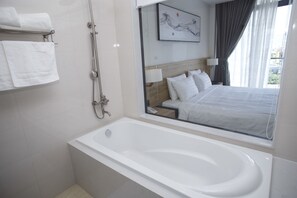 Deluxe Room (1) | Desk, blackout drapes, soundproofing, iron/ironing board - LiLy Apartment (Nha Trang)