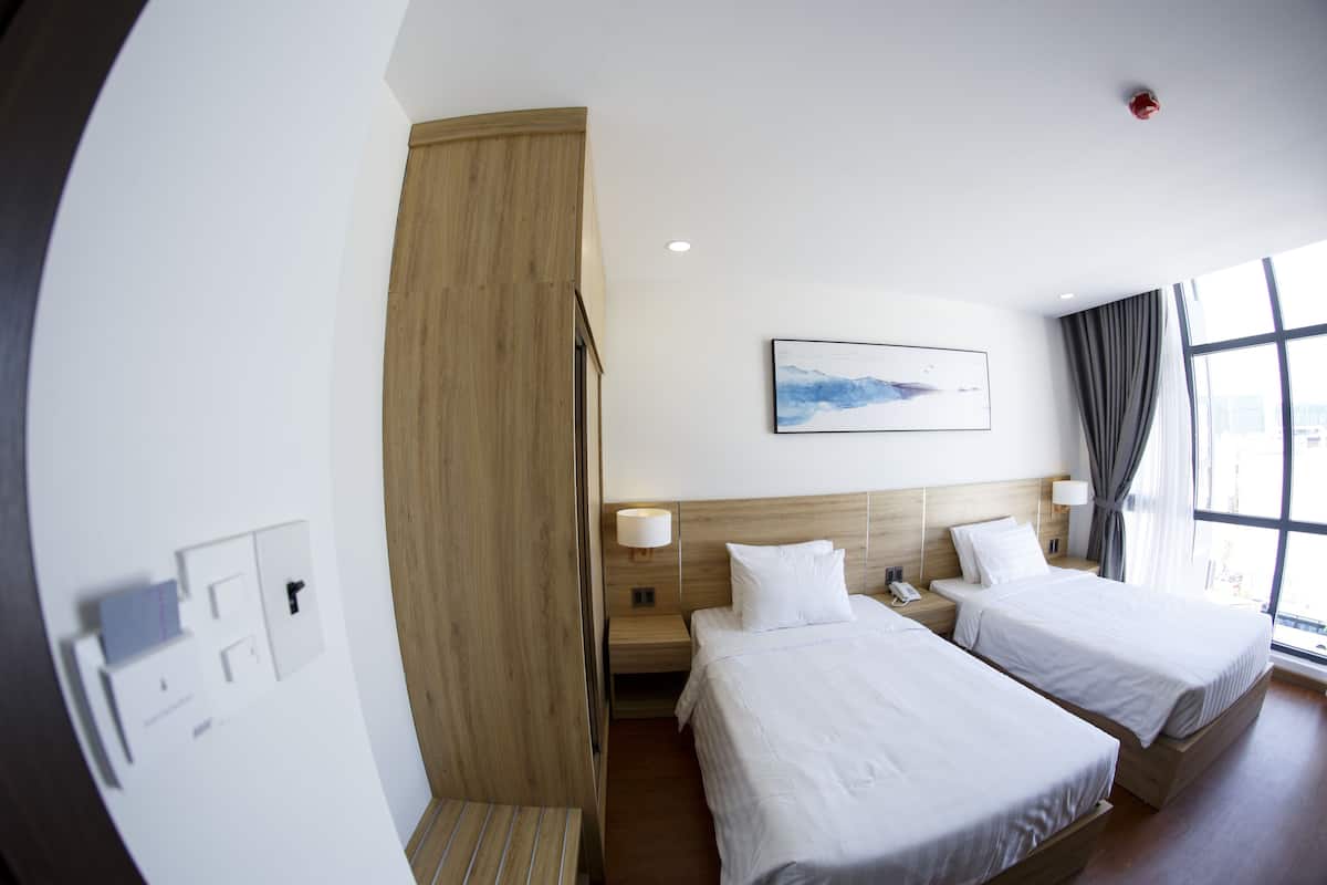 Deluxe Room (2) | Desk, blackout drapes, soundproofing, iron/ironing board