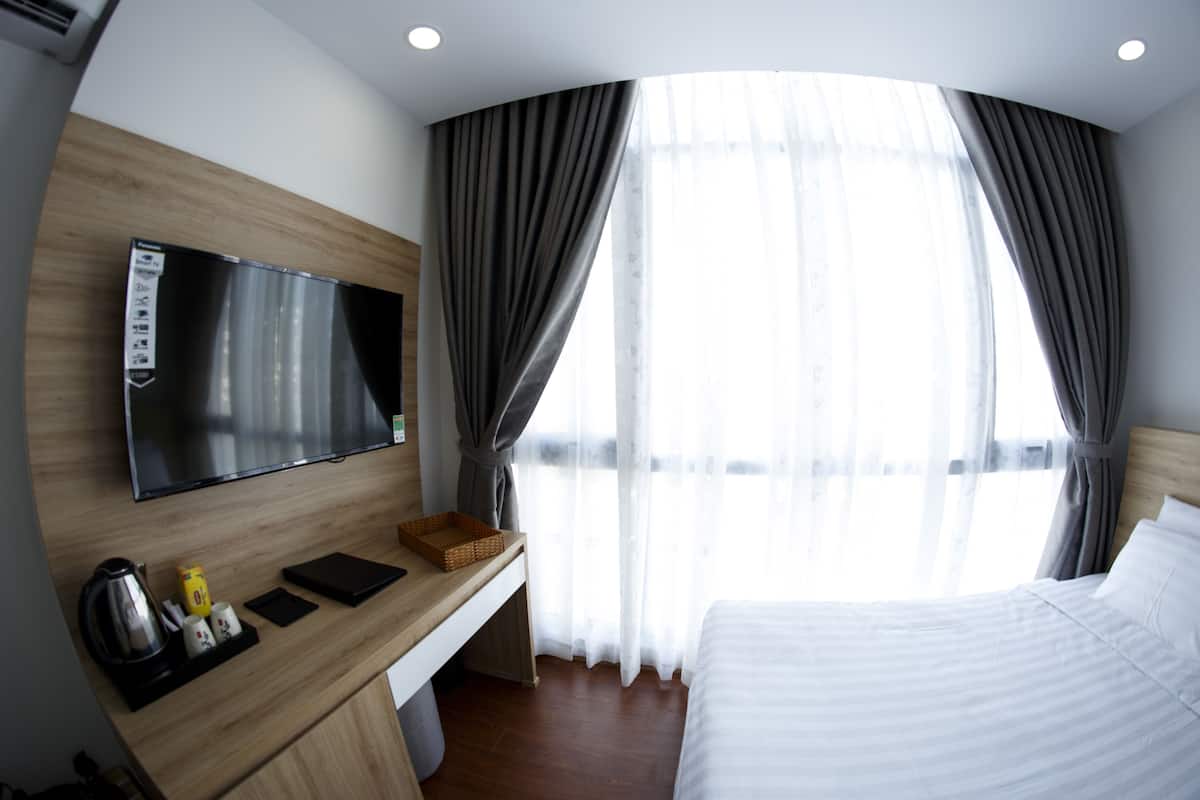 Deluxe Room (4) | Desk, blackout drapes, soundproofing, iron/ironing board
