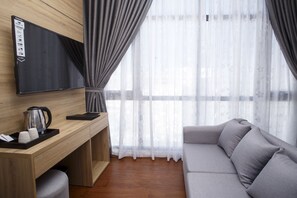 42-inch Smart TV with cable channels, TV - LiLy Apartment (Nha Trang)