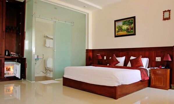 VIP Room | Minibar, desk, iron/ironing board, free WiFi - Tram Huong (Da Nang)