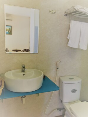 Shower, free toiletries, hair dryer, slippers - Tram Huong (Da Nang)