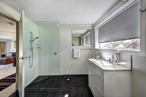 Casa Comfort, 3 camere da letto, vista montagna | Bagno | Vasca e doccia separate, vasca da bagno a immersione totale