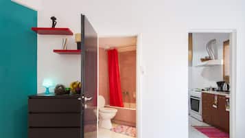 Iron/ironing board, internet, bed sheets