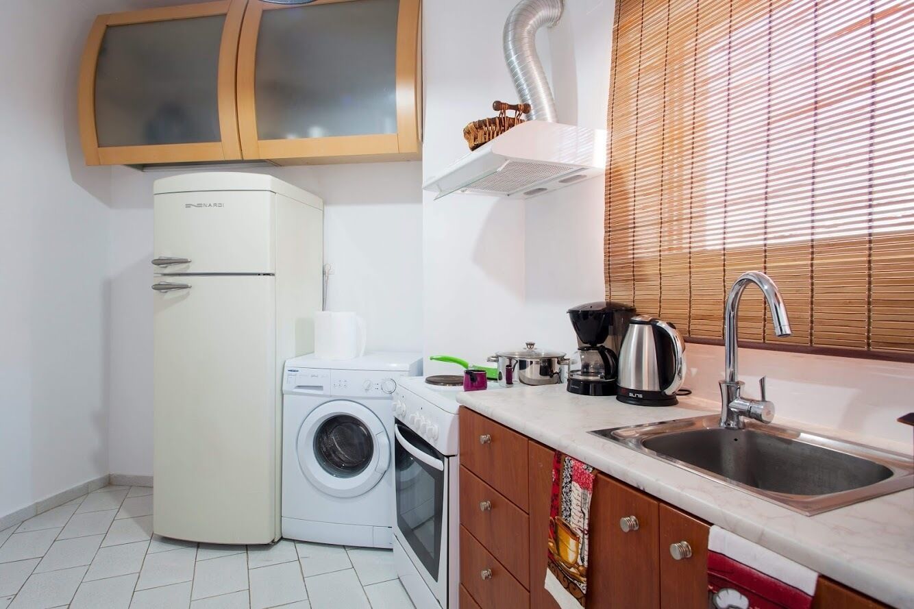 Coffee/tea maker, cookware/dishes/utensils