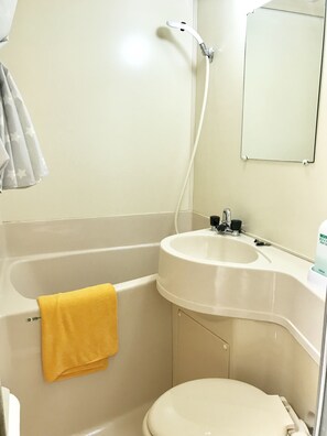 A bathroom with a bathtub, a sink, and a toilet. - Pension Lanpou (Fujikawaguchiko)