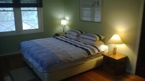 4 bedrooms, iron/ironing board, internet, bed sheets