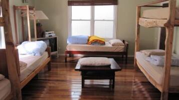 4 makuuhuonetta, silitysrauta/-lauta, internet, vuodevaatteet