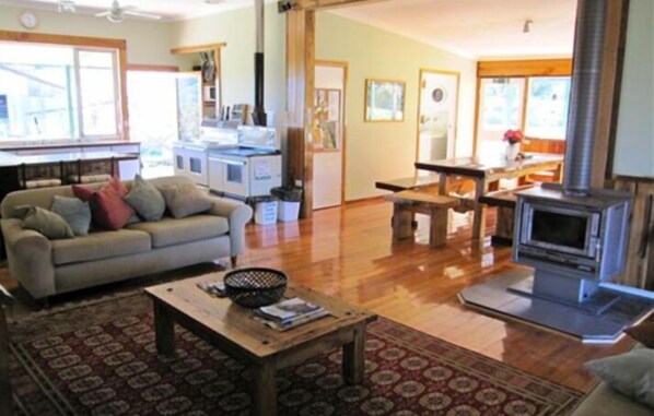 TV, fireplace, DVD player, table tennis - Riverbend Homestead Horse and Farmstay (Freeburgh)