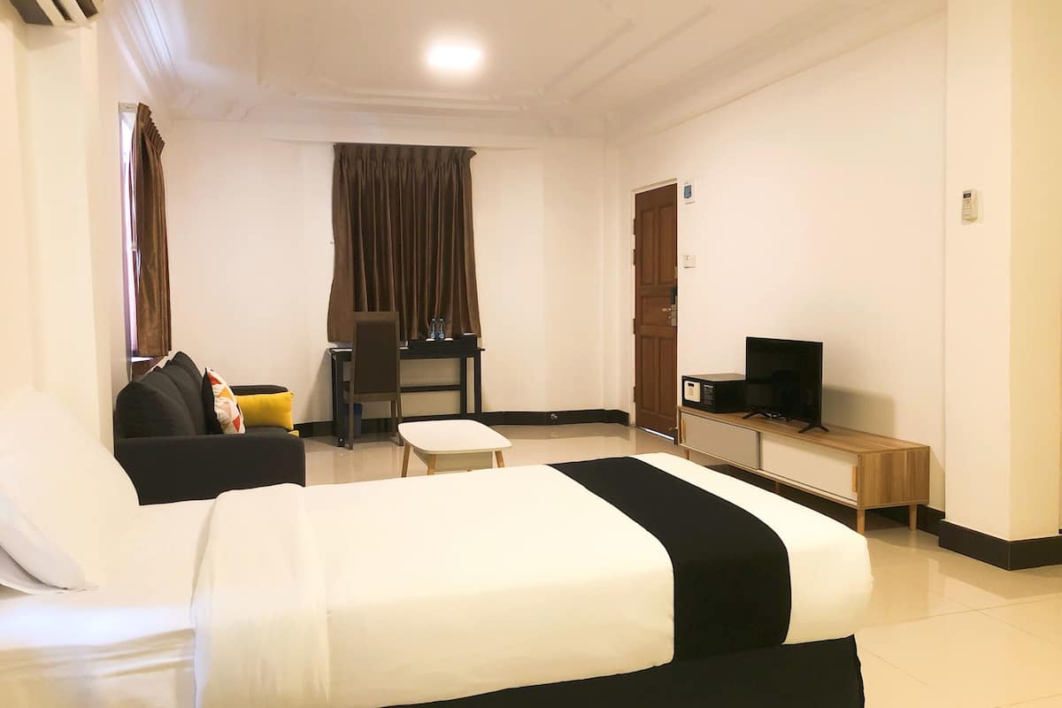 superior twin room | minibar, in-room safe, desk, blackout curtains