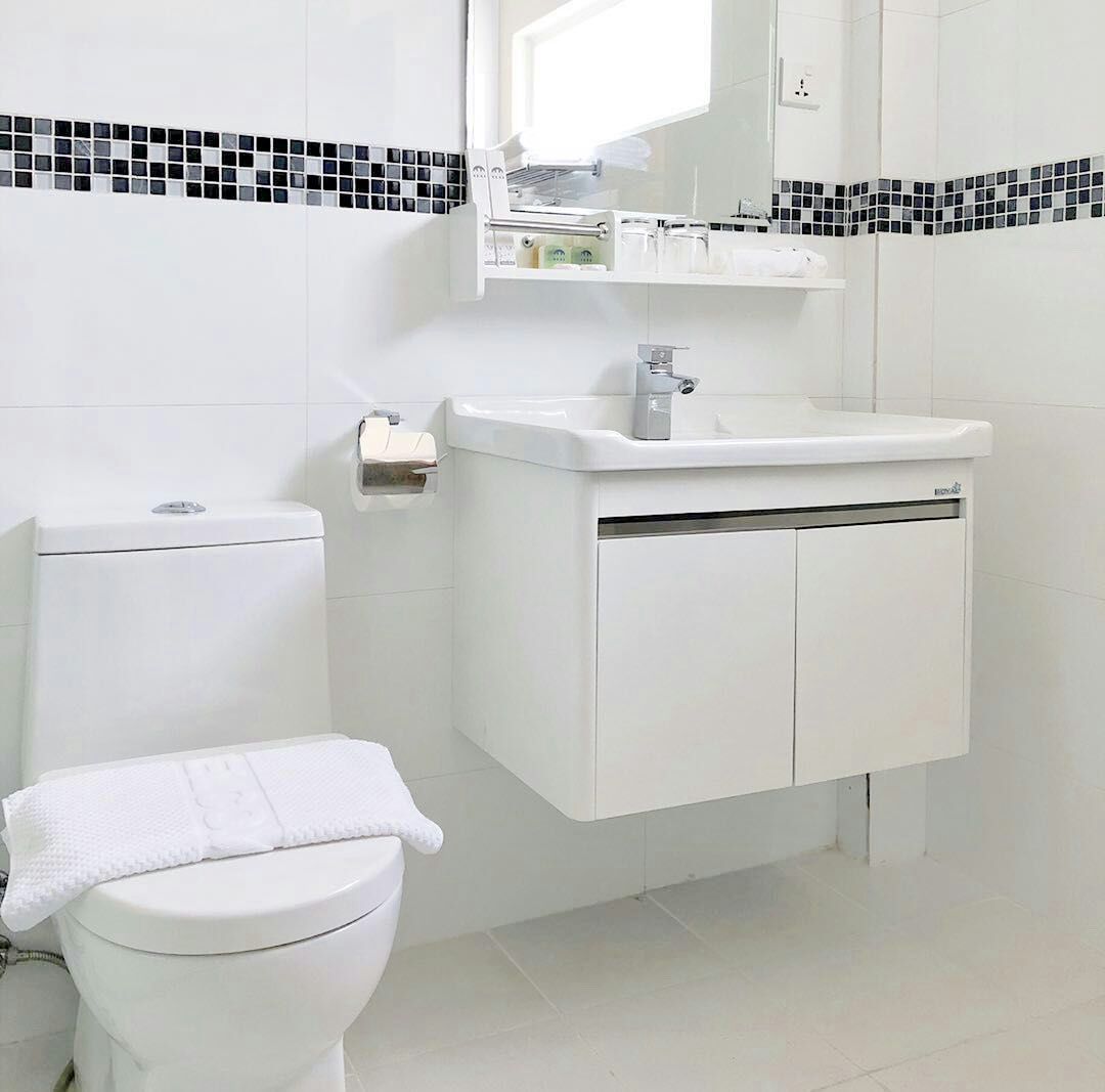 shower, free toiletries, hair dryer, slippers