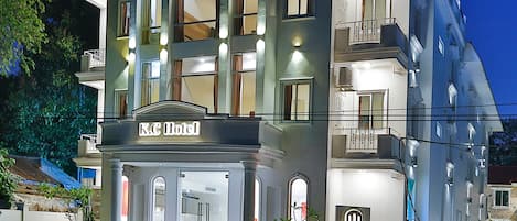 Fassade der Unterkunft – Abend/Nacht