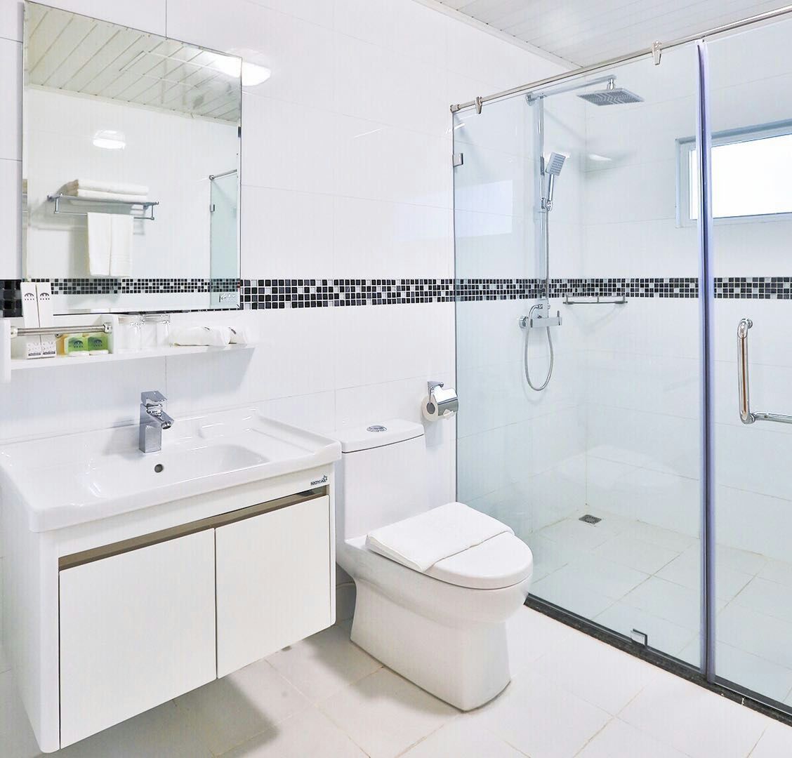 shower, free toiletries, hair dryer, slippers