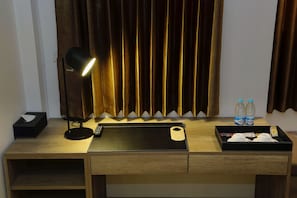 Minibar, Zimmersafe, Schreibtisch, Verdunkelungsvorhänge