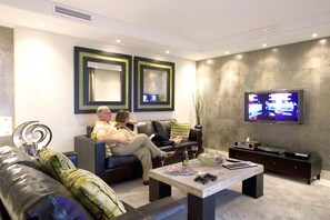 Smart-tv, videospelletjes, een dvd-speler en een tafeltennistafel
