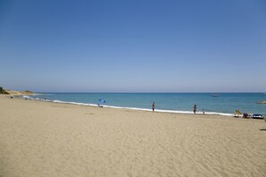 Ubicación a pie de playa, tumbonas y toallas de playa