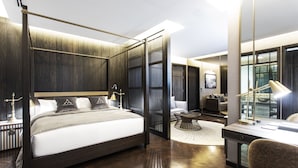 Quarto moderno com uma cama grande, uma escrivaninha e uma cadeira.
