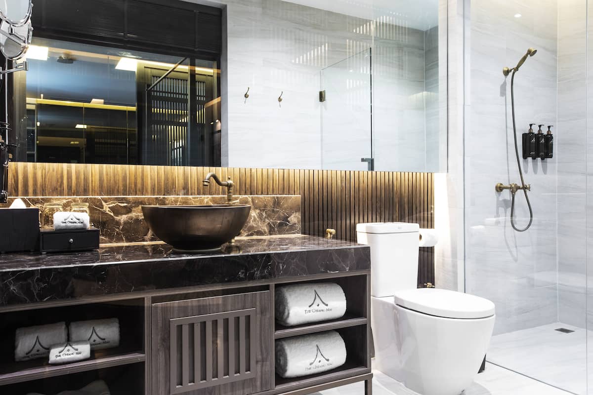 the heritage house suite with balcony | bathroom shower