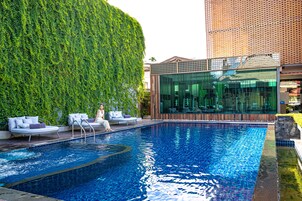 Una piscina al aire libre