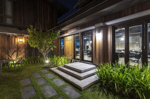 Se sirven desayunos y almuerzos; cocina italiana; con vista al jardín