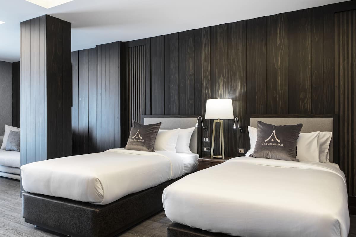 Deluxe Room (King Bed or Twin Bed) | Minibar, in-room safe, desk, blackout curtains