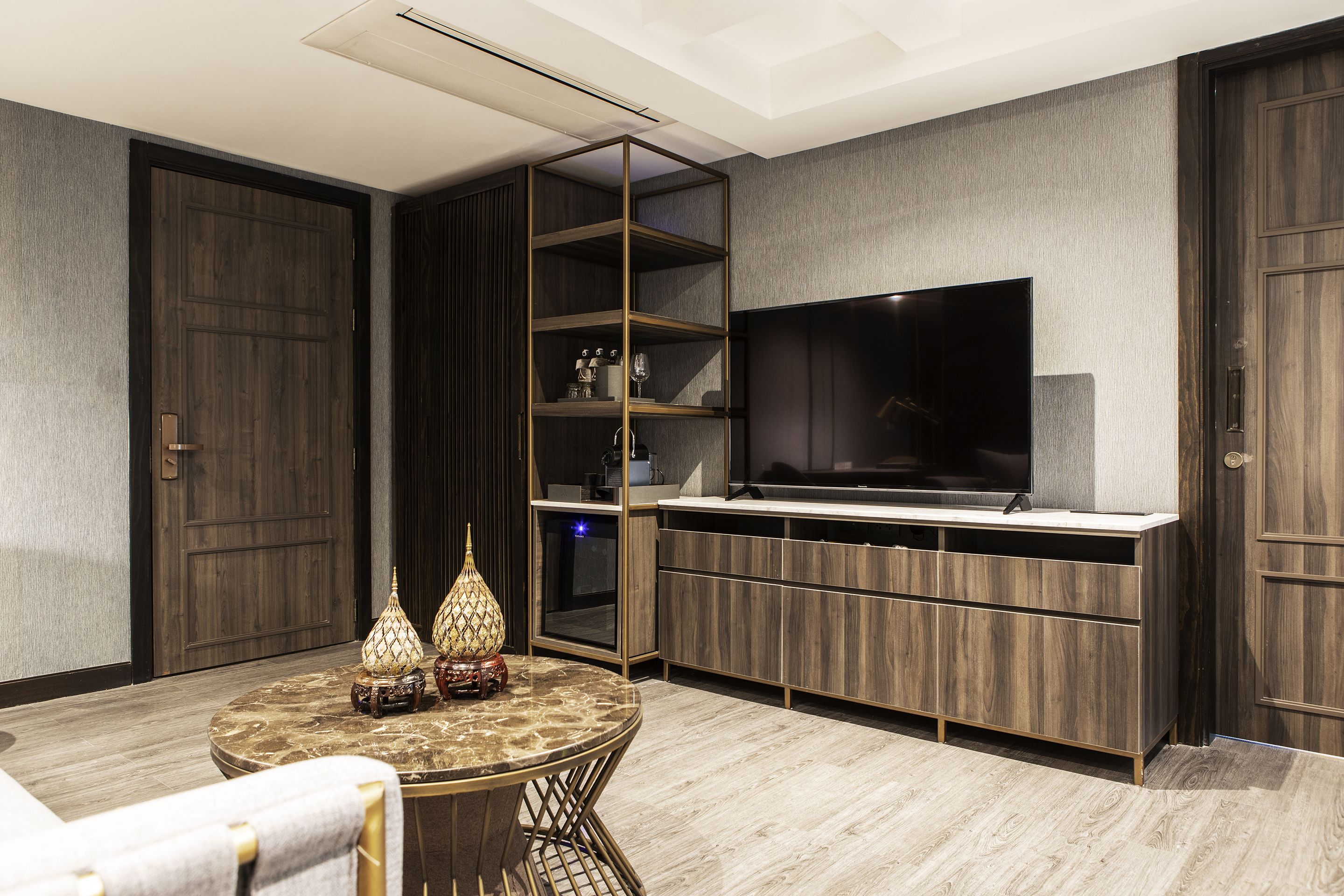 deluxe with bathtub (king bed or twin bed) | television