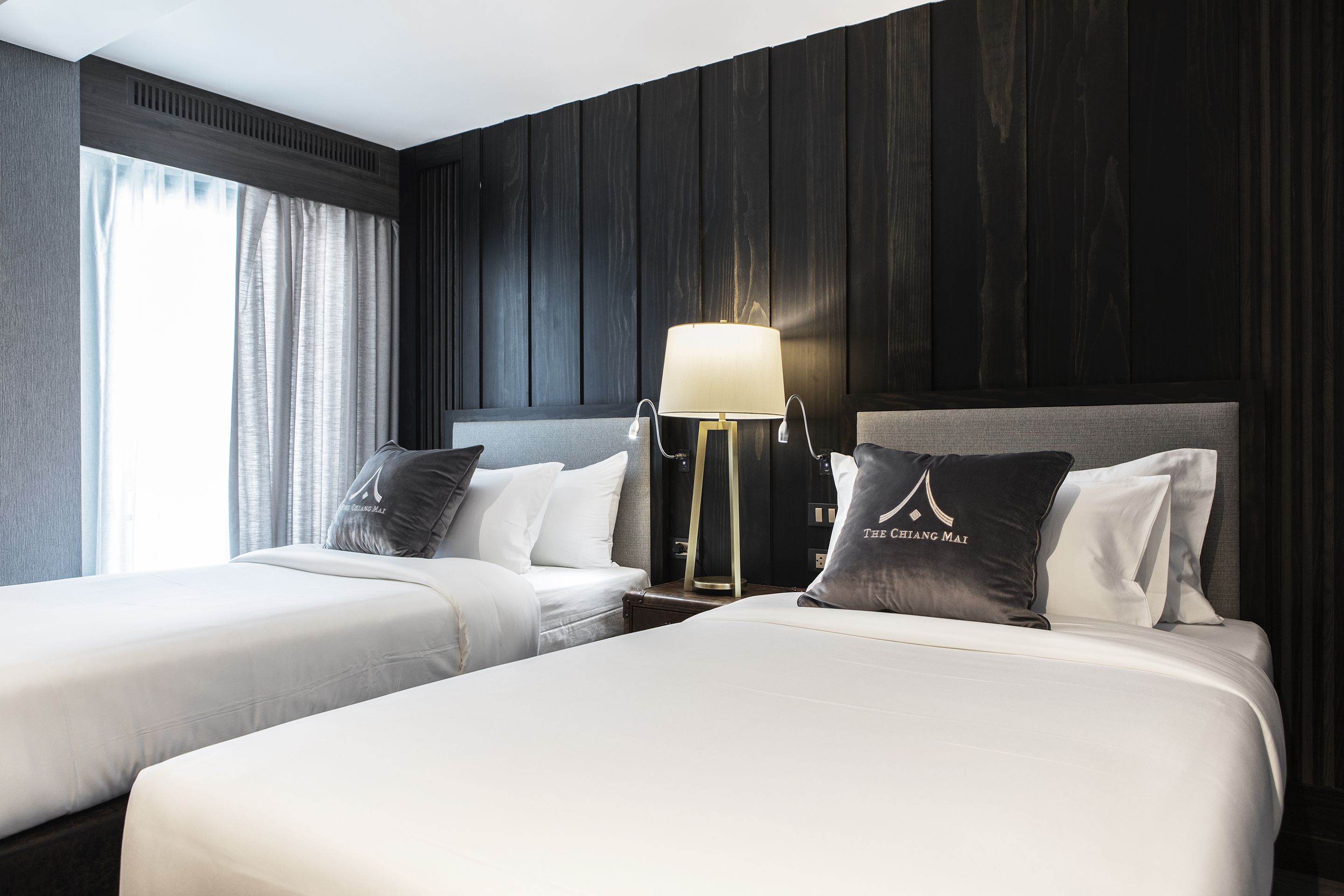 deluxe with bathtub (king bed or twin bed) | 1 bedroom, minibar, in-room safe, desk