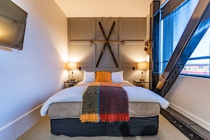 In-room safe, individually decorated, blackout curtains, soundproofing - Poshtel (Oamaru)