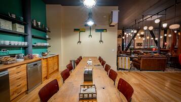 อาหารเช้าแบบคอนติเนนทัลทุกวัน (คิดค่าบริการ)