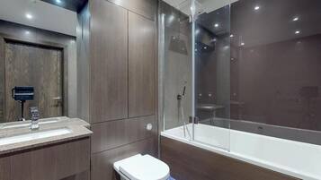 Combined shower/bathtub, hair dryer, towels, soap