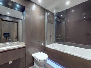 Combined shower/tub, hair dryer, towels, soap - A luxury, contemporary 2Bed & 2Bath Apartment Next to London Museum (London)