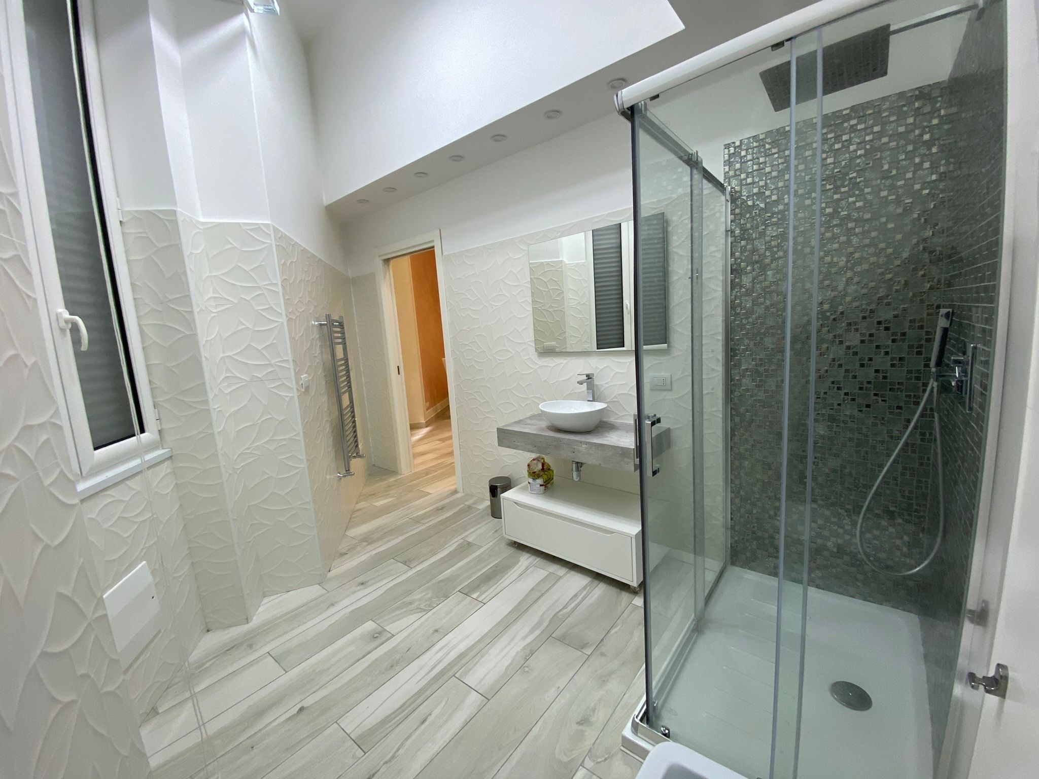 Douche, sèche-cheveux, bidet, serviettes fournies