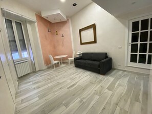 Smart TV, books - Casa D'amore Luxury is located in the heart of Naples. (Napoli)