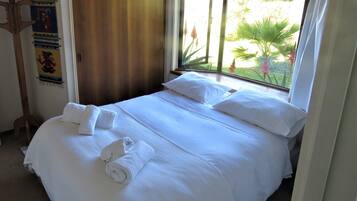 Skrivebord, blendingsgardiner, lydisolert og strykejern/-brett