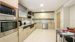 Refrigerador, microondas, horno, placa de cocina