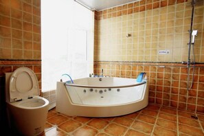 Deluxe Suite | Bathroom | Shower, free toiletries, hair dryer, slippers