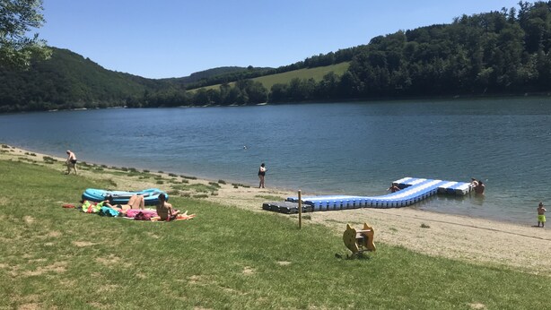 Un cadre agréable au bord du lac, avec une pelouse, un petit quai et une aire de jeux.