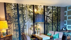 Une pièce confortable avec une table à manger, des chaises, un canapé et un buffet.