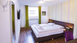 Basic Double Room, 1 Queen Bed, Non Smoking | Living area | 0-cm flat-screen TV with digital channels, offices - Hirsch Hotel Hanau (Hanau)