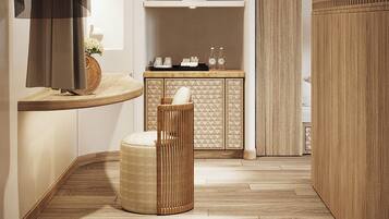 Un rincón de una habitación con un banco de madera, una mesita redonda con un florero, y un armario con puerta decorada.