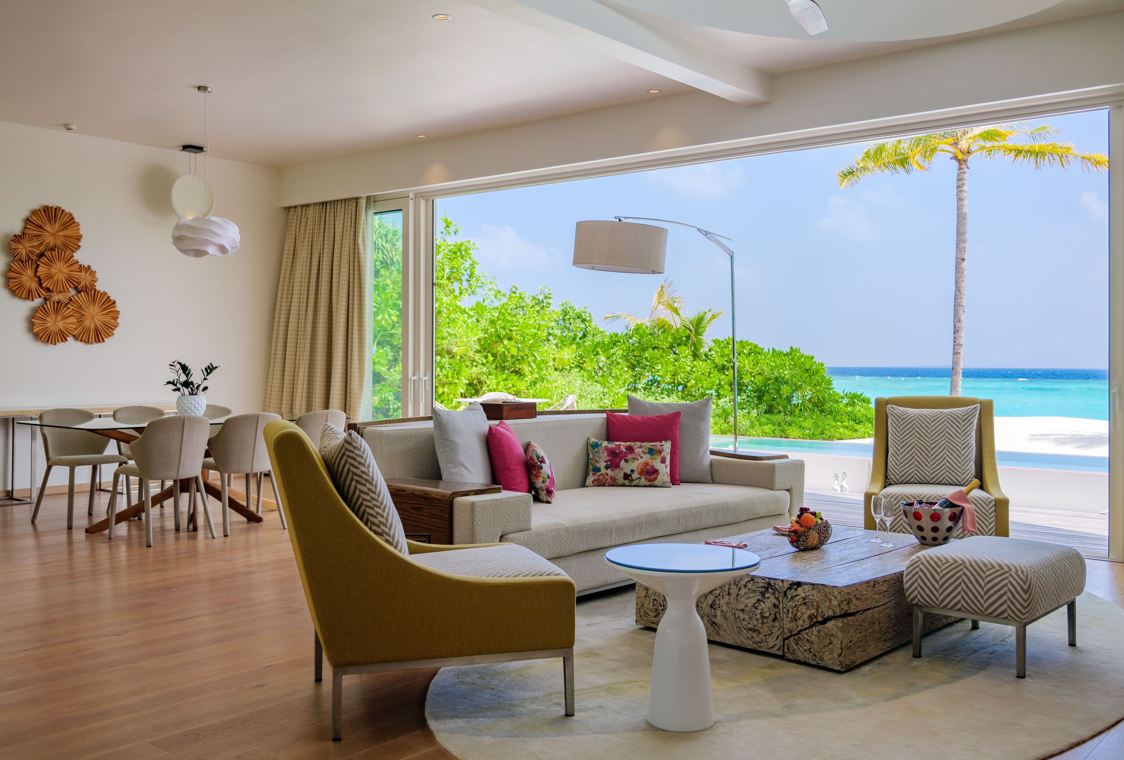 Two Bedroom Beach Residence with Pool | Zona de estar | Una Smart TV, libros