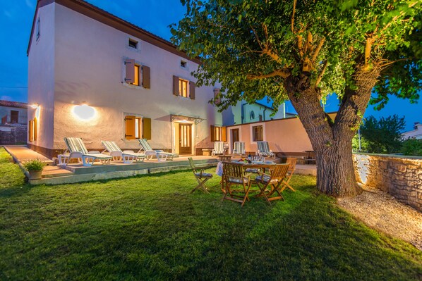 Outdoor dining - Discover Istria - Istrian house recently renovated in a quiet location (Puntera)