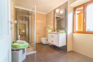 Ensemble douche/baignoire, bidet, serviettes fournies