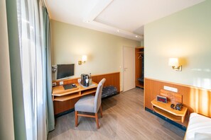 Hypo-allergenic bedding, desk, blackout drapes, soundproofing - Landhotel Zur Bretzel (Babenhausen)