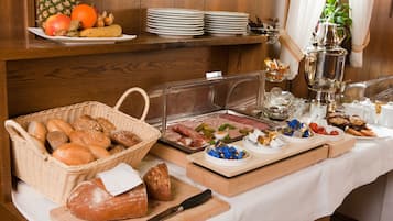 Free daily buffet breakfast
